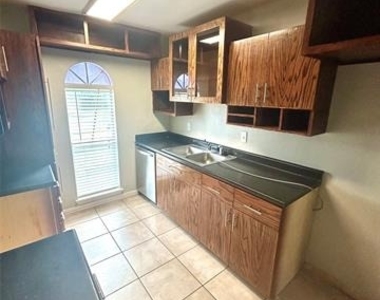 409 S Holiday Drive - Photo Thumbnail 6