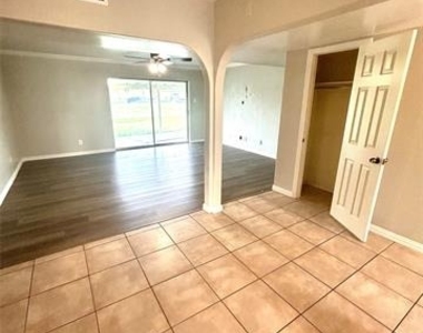 409 S Holiday Drive - Photo Thumbnail 4