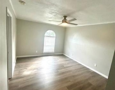 409 S Holiday Drive - Photo Thumbnail 13