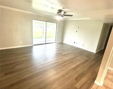 409 S Holiday Drive - Photo Thumbnail 5