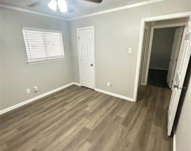 409 S Holiday Drive - Photo Thumbnail 15