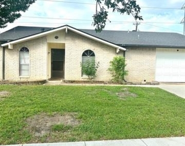 409 S Holiday Drive - Photo Thumbnail 1