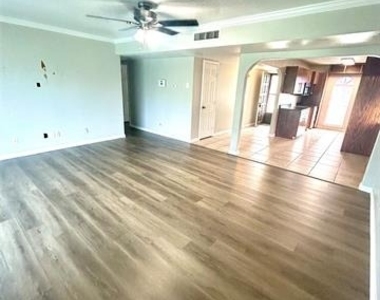 409 S Holiday Drive - Photo Thumbnail 2
