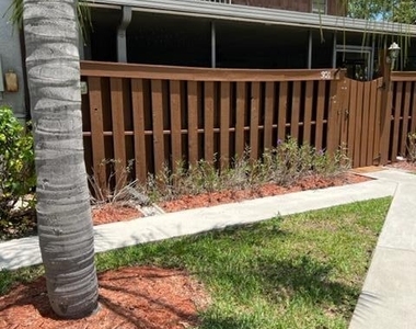 301 Se Castle Court - Photo Thumbnail 18