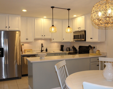 301 Se Castle Court - Photo Thumbnail 1