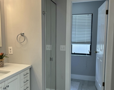 301 Se Castle Court - Photo Thumbnail 15