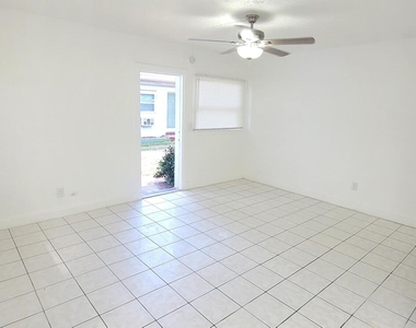 403 N 19th Avenue - Photo Thumbnail 1