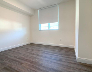 110 Sw 12 Street - Photo Thumbnail 3