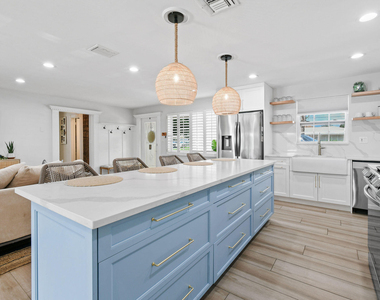 8110 W Lake Drive - Photo Thumbnail 10