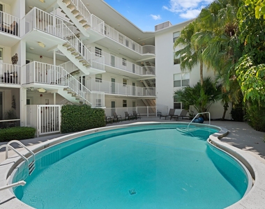 401 Peruvian Avenue - Photo Thumbnail 1