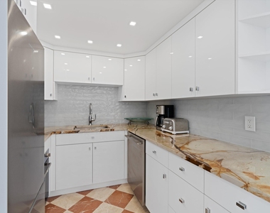 401 Peruvian Avenue - Photo Thumbnail 3