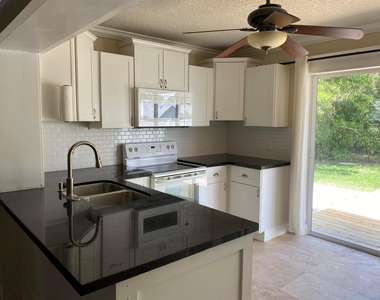 1057 Sw Spruce Street - Photo Thumbnail 5