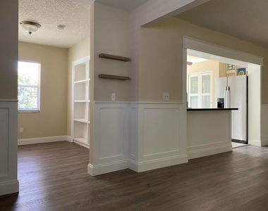 1057 Sw Spruce Street - Photo Thumbnail 3