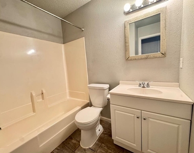 11402 N Lincoln Boulevard - Photo Thumbnail 5