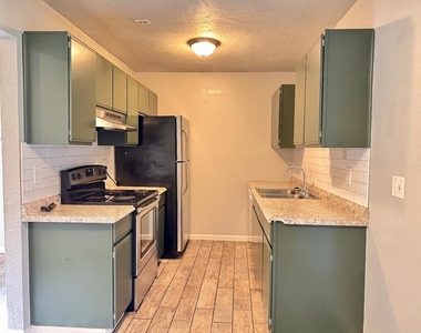 11402 N Lincoln Boulevard - Photo Thumbnail 2
