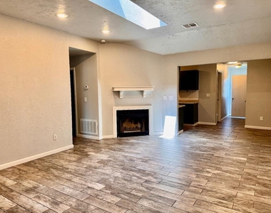 11402 N Lincoln Boulevard - Photo Thumbnail 3