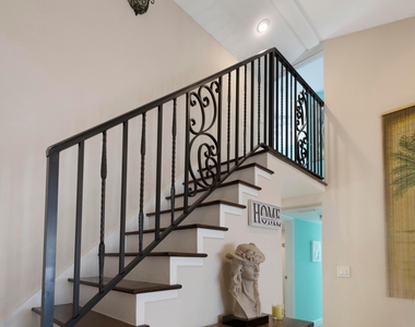 832 Green Street - Photo Thumbnail 5