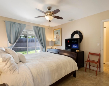 832 Green Street - Photo Thumbnail 12