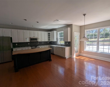 7894 Woodmere Drive - Photo Thumbnail 4