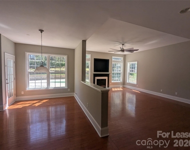 7894 Woodmere Drive - Photo Thumbnail 6
