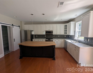 7894 Woodmere Drive - Photo Thumbnail 5