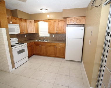 551 Se 15th Street - Photo Thumbnail 3