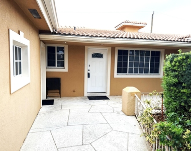 551 Se 15th Street - Photo Thumbnail 1