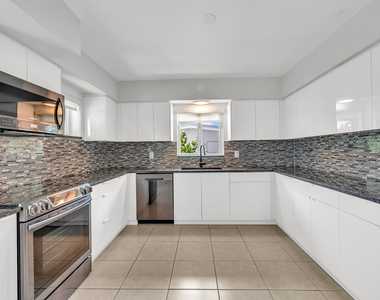 2812 Ne 27th Street - Photo Thumbnail 4
