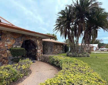 465 Se Naranja Avenue - Photo Thumbnail 6