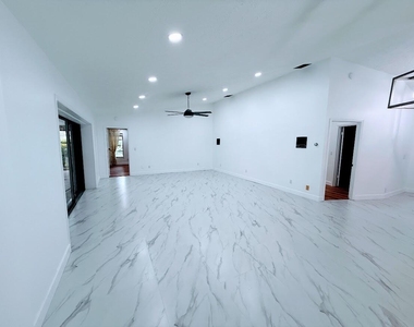 465 Se Naranja Avenue - Photo Thumbnail 17