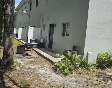 1193 Colonial Palms Way - Photo Thumbnail 15