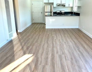 2728 Crestmoore - Photo Thumbnail 2