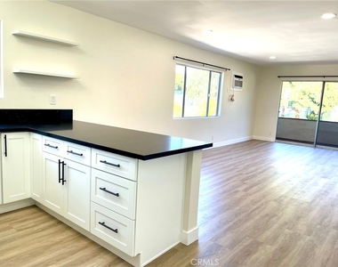 2728 Crestmoore - Photo Thumbnail 5