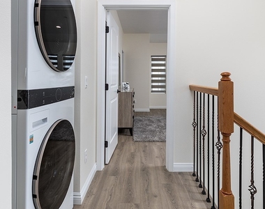 89 N Grand Oaks Ave - Photo Thumbnail 12