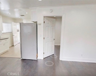 4563 Lexington Avenue - Photo Thumbnail 2