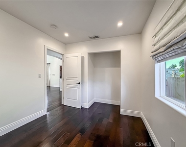 5960 Balcom - Photo Thumbnail 19