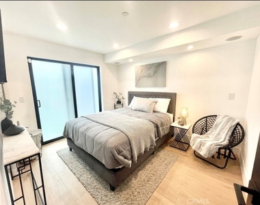 11326 Victory Blvd - Photo Thumbnail 4