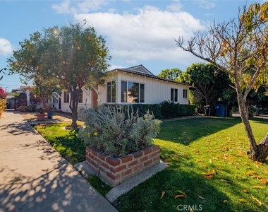 14418 Martha Street - Photo Thumbnail 12