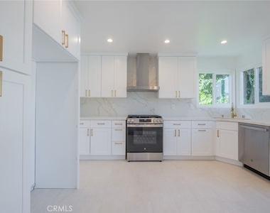 14418 Martha Street - Photo Thumbnail 5