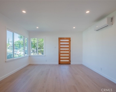14418 Martha Street - Photo Thumbnail 14