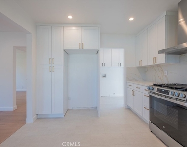 14418 Martha Street - Photo Thumbnail 6