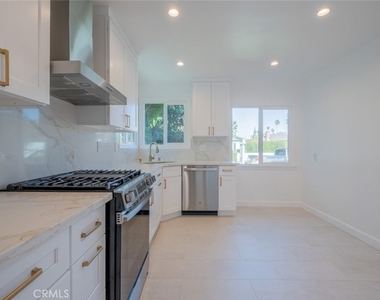 14418 Martha Street - Photo Thumbnail 7
