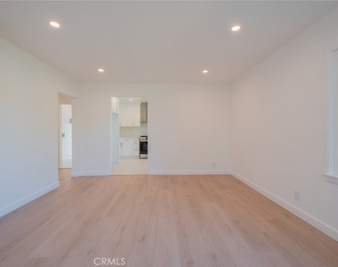14418 Martha Street - Photo Thumbnail 15