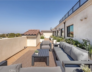 1303 S Orange Grove Avenue - Photo Thumbnail 16