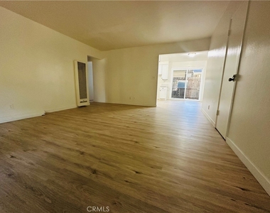 607 N Dalton Avenue - Photo Thumbnail 2