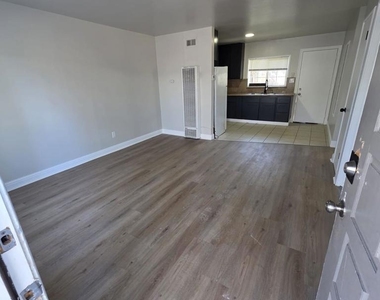20331 Concord Ave - Photo Thumbnail 4
