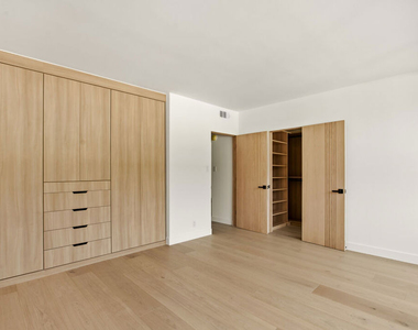 8787 Shoreham Drive - Photo Thumbnail 6