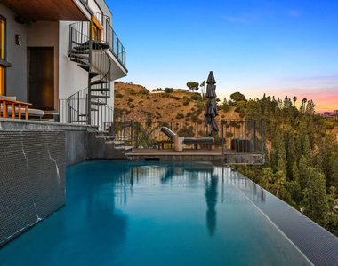 8425 Hillside Avenue - Photo Thumbnail 9