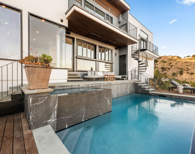 8425 Hillside Avenue - Photo Thumbnail 12