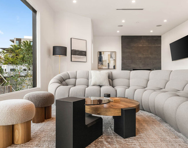 8425 Hillside Avenue - Photo Thumbnail 3